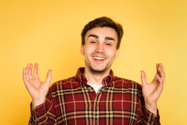 neşeli adam ellerini duygu gülümseyen mutlu indirim