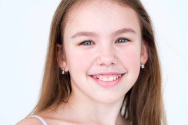 duygu mutlu mutluluk gülümseyen çocuk kız ruh hali