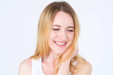 duygu yüz içerik gülümseyen memnun kadın