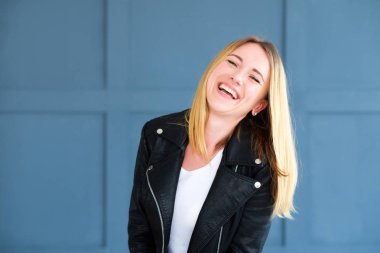 mutlu neşeli gülümseyen kadın duygusal memnun