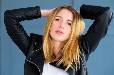 seksi kadın siyah deri rocker ceket darmadağınık