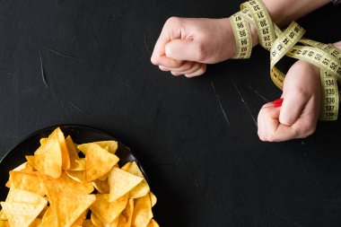 sağlıklı bir diyet yemek kilo kaybı beslenme kadın eller