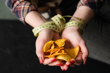 Lokanta aperatifler kötü beslenme alışkanlığı kadın cipsi yemek