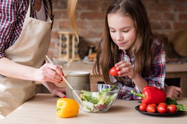 mutlu aile aşçı anne yemek ev mutfak hazırlanıyor