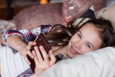 Boştaki çocuk eğlence kız istimal hareket eden telefon ev