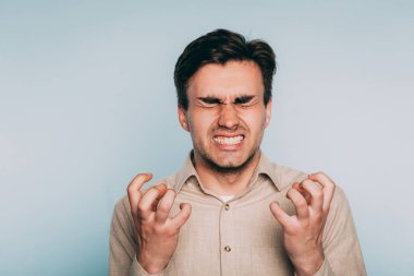 öfke öfke nefreti diş barikat adam çileden çıkardı.