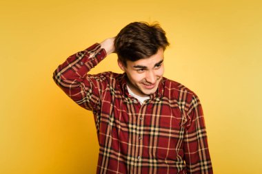 duygu gülümseyen koydu geri adam kazı-kazan kafa rahat