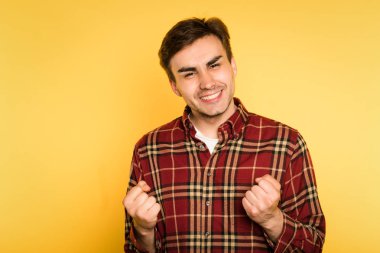 Evet başarı başarı gülümseme adam duygu jest