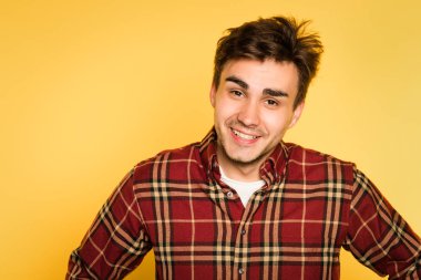 darmadağınık koydu geri adam duygu gülümseyen karıştırdı