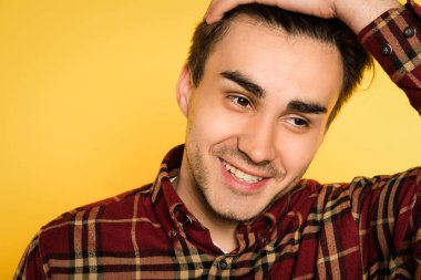 mutlu gülümseyen adam duygu neye yana rahat