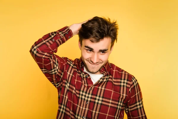 baş belası yaramaz gülümseme mutlu adam eşek şakası