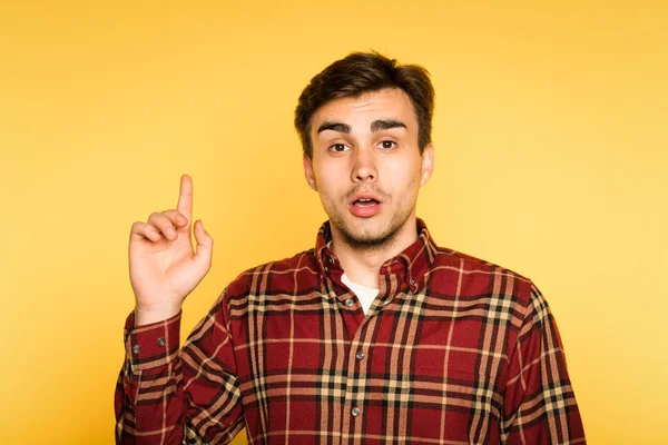 hayret adam açık ağız noktası yukarı doğru duygu bak