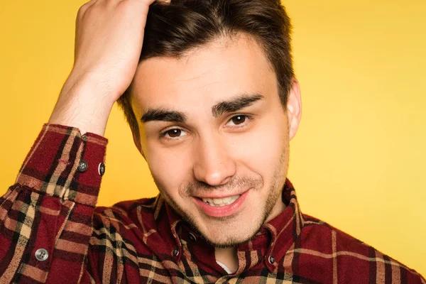 mutlu gülümseyen adam duygu kendinden emin rahat