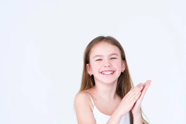 Emotie gelukkig vreugdevolle kind klappen handen meisje — Stockfoto