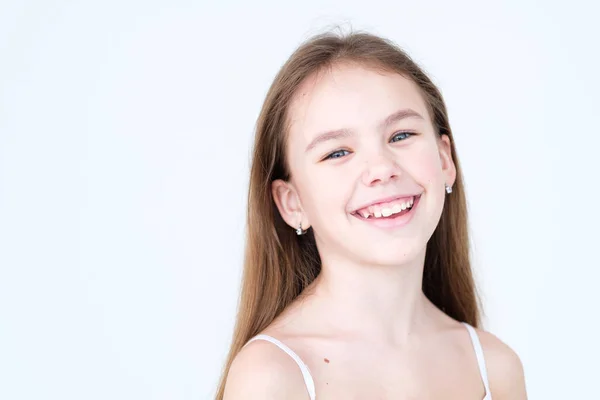 Emoção alegre criança amplo sorriso menina expressão — Fotografia de Stock