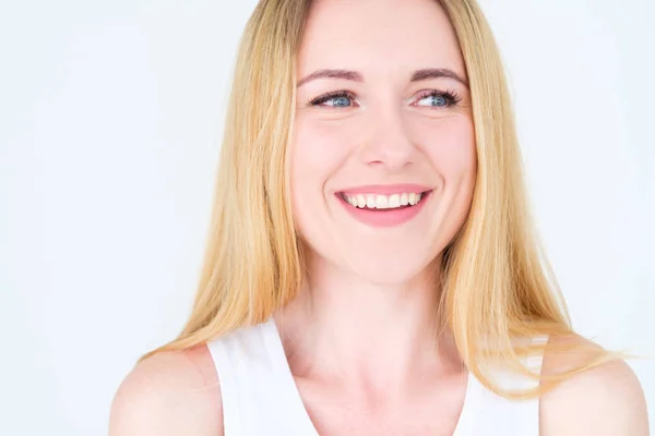 Emoción cara sonrisa feliz alegre mujer complacida —  Fotos de Stock