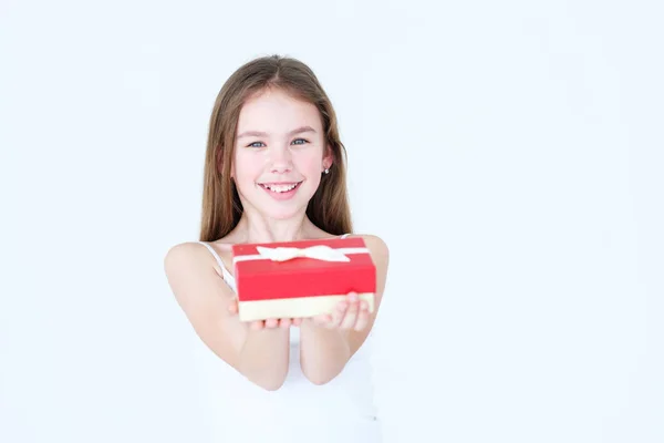 Holiday jelen lány üdvözlő ajándék doboz ünnepe — Stock Fotó