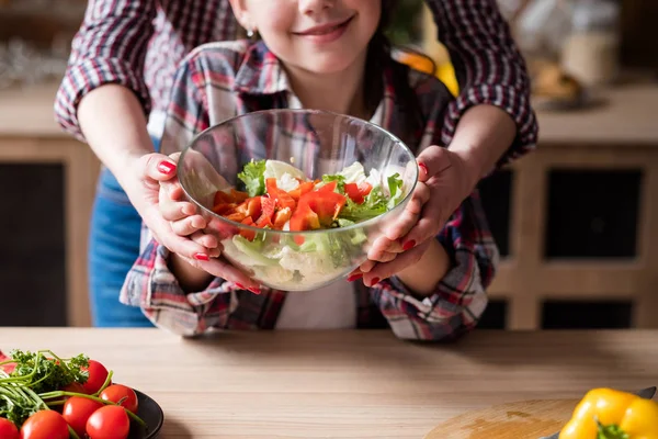 素食者食用健康有机食品沙拉蔬菜 — 图库照片