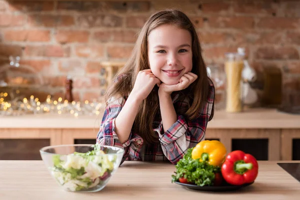 Leende flicka veggie sallad måltid hälsosam kost — Stockfoto