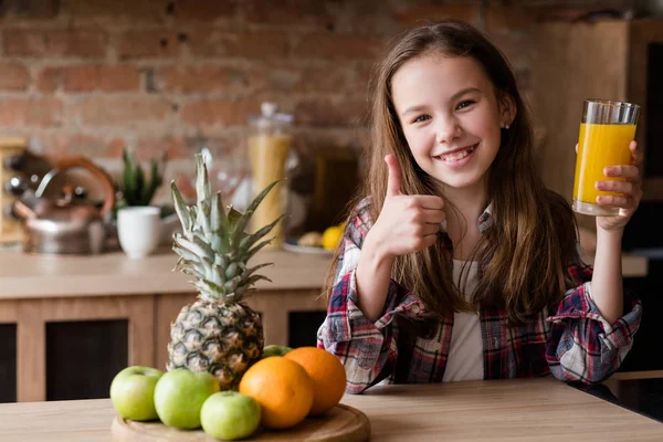 Tummen upp friska äta flicka apelsinjuice frukt — Stockfoto