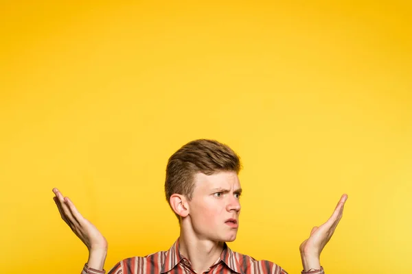 Incompreensível confundido confundido homem apontar para cima — Fotografia de Stock