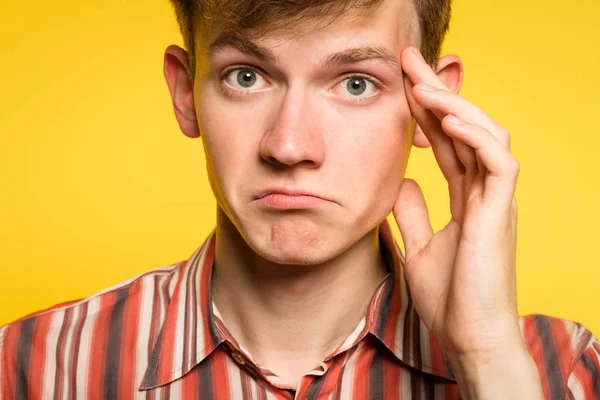 Confundido confuso desnorteado pensivo homem pensando — Fotografia de Stock