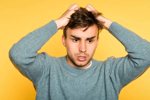Печально обеспокоен обезумевший мужчина выдергивает волосы из эмоций — стоковое фото