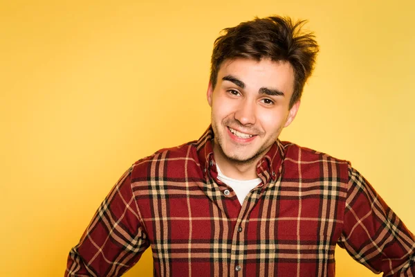 darmadağınık koydu geri adam duygu gülümseyen karıştırdı