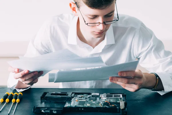 Engineer scientist computer hardware design — Stock Photo, Image