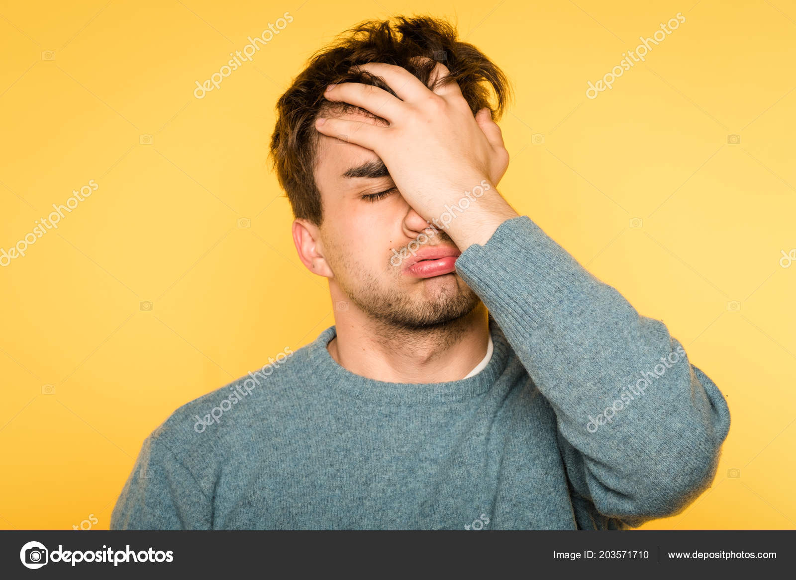 Facepalm desesperado frustrado hombre sentir pesar — Foto de stock  #203571710 © golubovy, image size:1600x1167