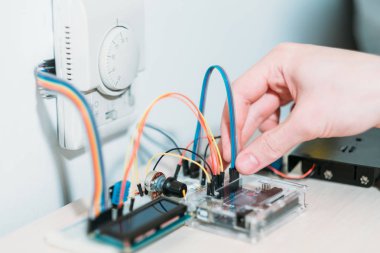 Akıllı ev sistemi modern aletleri yükleme