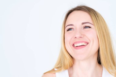 duygu mutlu gülümseyen neşeli memnun kadın yüz