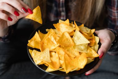 sağlıklı yemek yemek Aperatif doğal pişmiş cips kadın