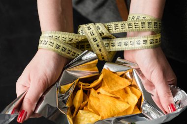 Lokanta aperatifler kötü beslenme alışkanlığı kadın cipsi yemek