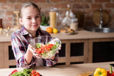 gülümseyen kız sebzeli salata yemek sağlıklı beslenme