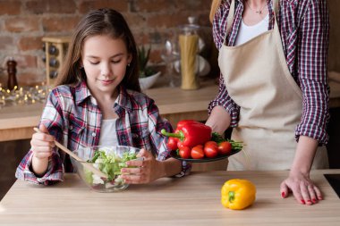 Anne küçük yardımcısı kız salata yemek aile eğlence