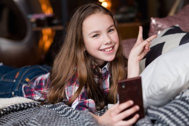 Boştaki çocuk eğlence kız istimal hareket eden telefon ev