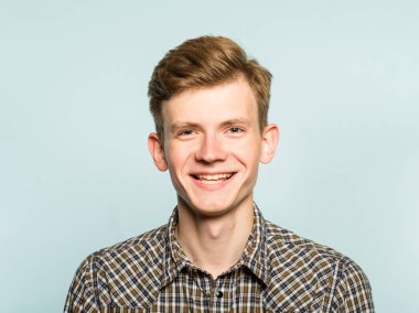 yakışıklı genç adam duygu portre gülümseyen