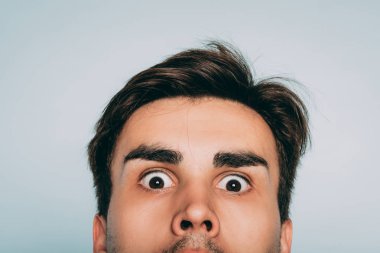 çılgın eksantrik kaprisli adam yüz göz korkutmak