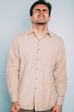 Adam yüz işkence acı acı yüz buruşturma rahatsız