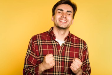 çok mutlu mutlu adam başarı duygu kutluyor