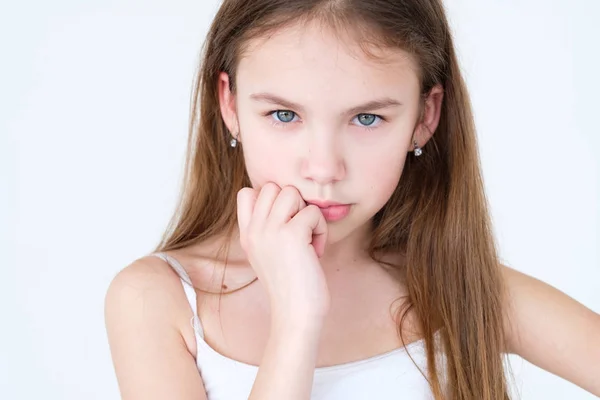 Ernstige kind denken hand onder chin meisje — Stockfoto