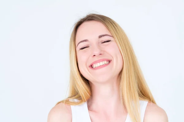 Emoción cara feliz sonriente alegre complacido mujer — Foto de Stock