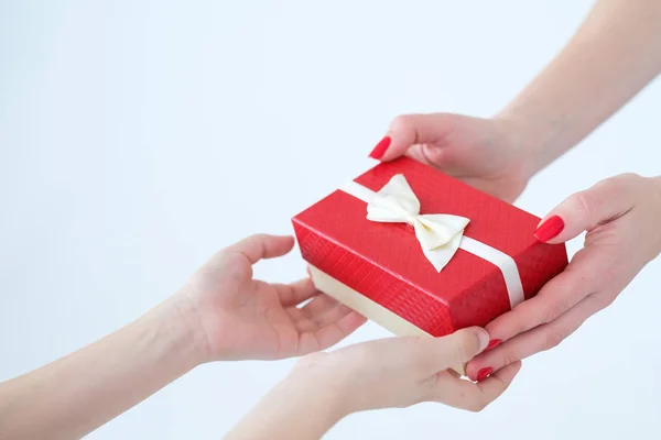 关爱和关爱家庭关系 手拿着礼物放在一个红色的礼品盒里鞠躬 生日或情人节或喜庆场合庆祝活动 — 图库照片