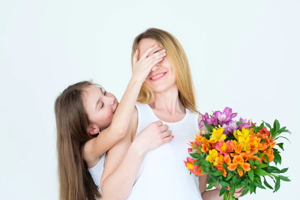 Överraskning blomma gåva närvarande bukett alstroemeria — Stockfoto