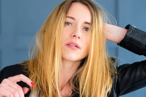 sarı saçlı seksi darmadağınık sinirli kadın karıştırdı