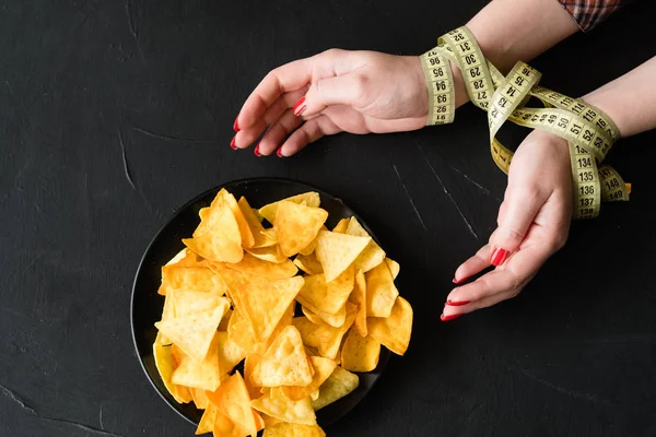 Дієта, що їсть фаст-фуди заборонені чіпси жіночі руки — стокове фото