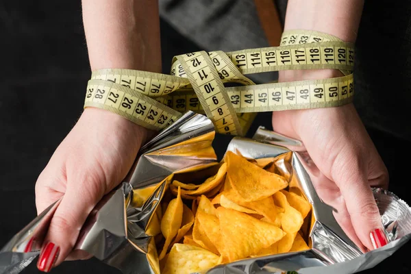 Lokanta aperatifler kötü beslenme alışkanlığı kadın cipsi yemek