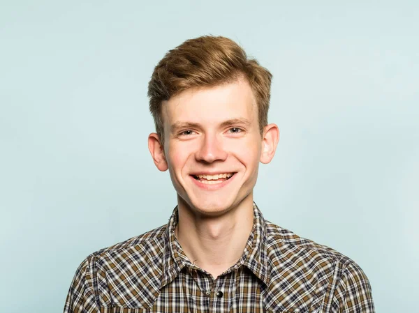 yakışıklı genç adam duygu portre gülümseyen