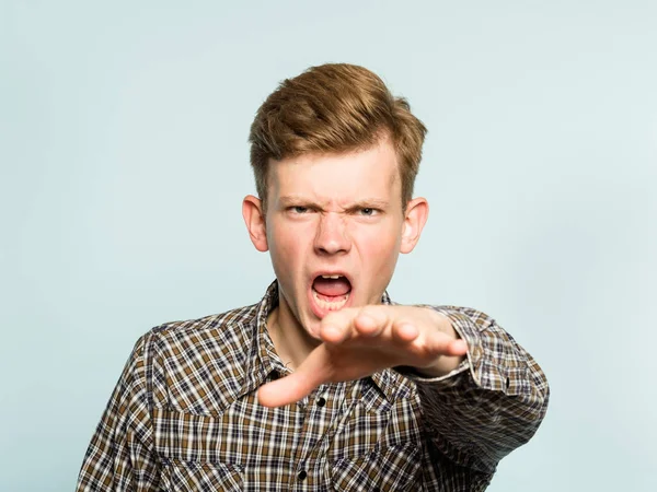 ışınları nefret korkutucu kızgın adam elini ulaşmak